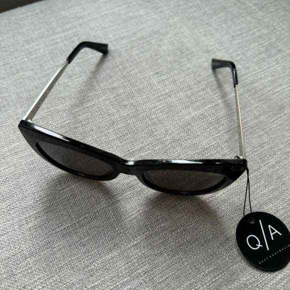 Quay Australia Steal a Kiss Sunglasses Black/ Gold NWT - Picture 8 of 10